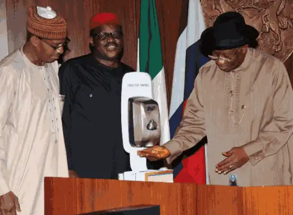 President GEJ, Gov. Fashola, Sambo use hand sanitizer during meeting on Ebola